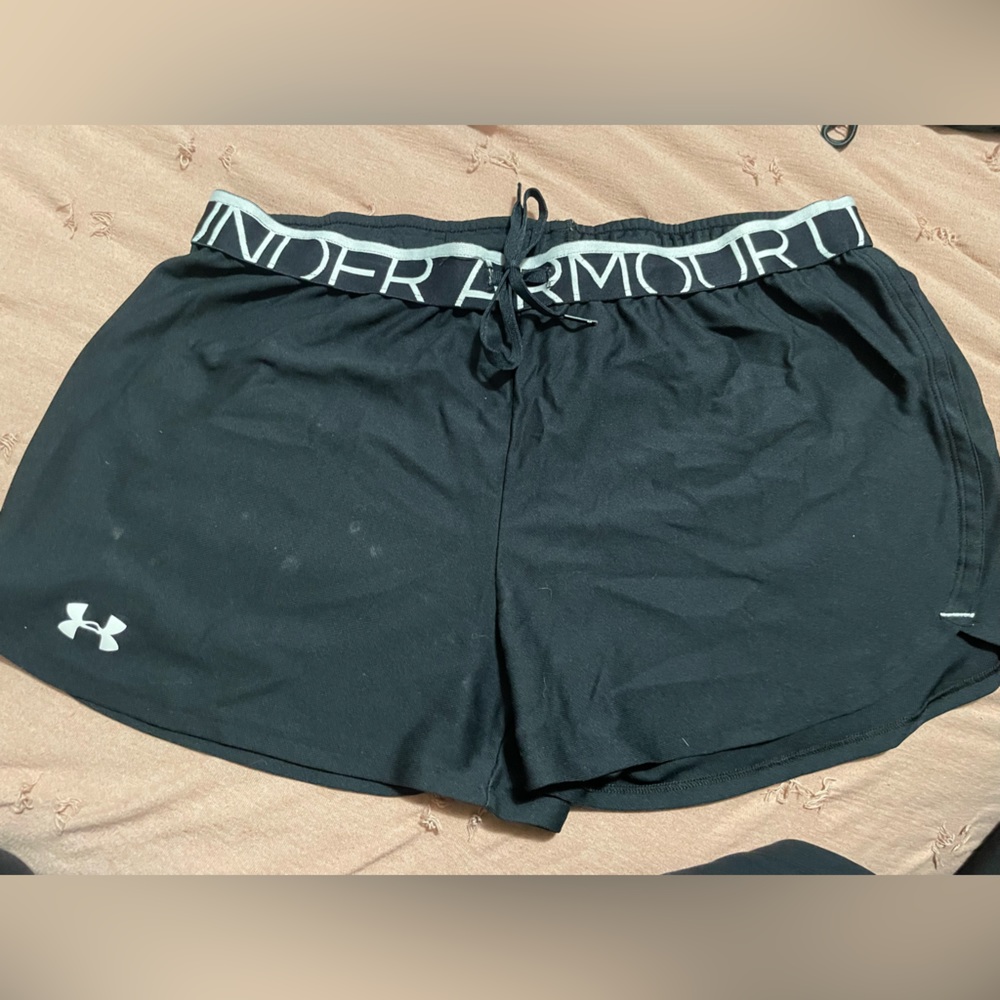 Under Armour: Black athletic shorts - Size Large